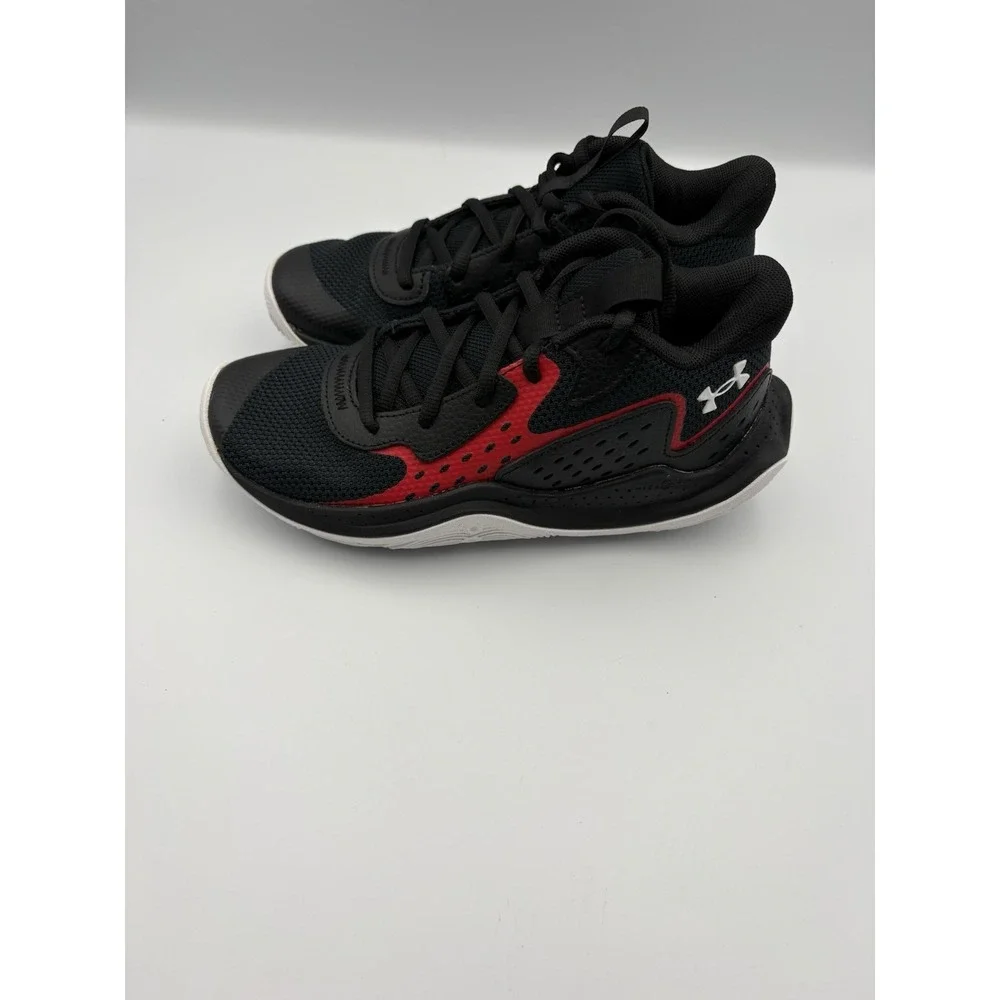 Under Armour hit court